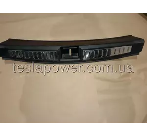 Накладка замка багажника  Тесла  С Tesla Model S